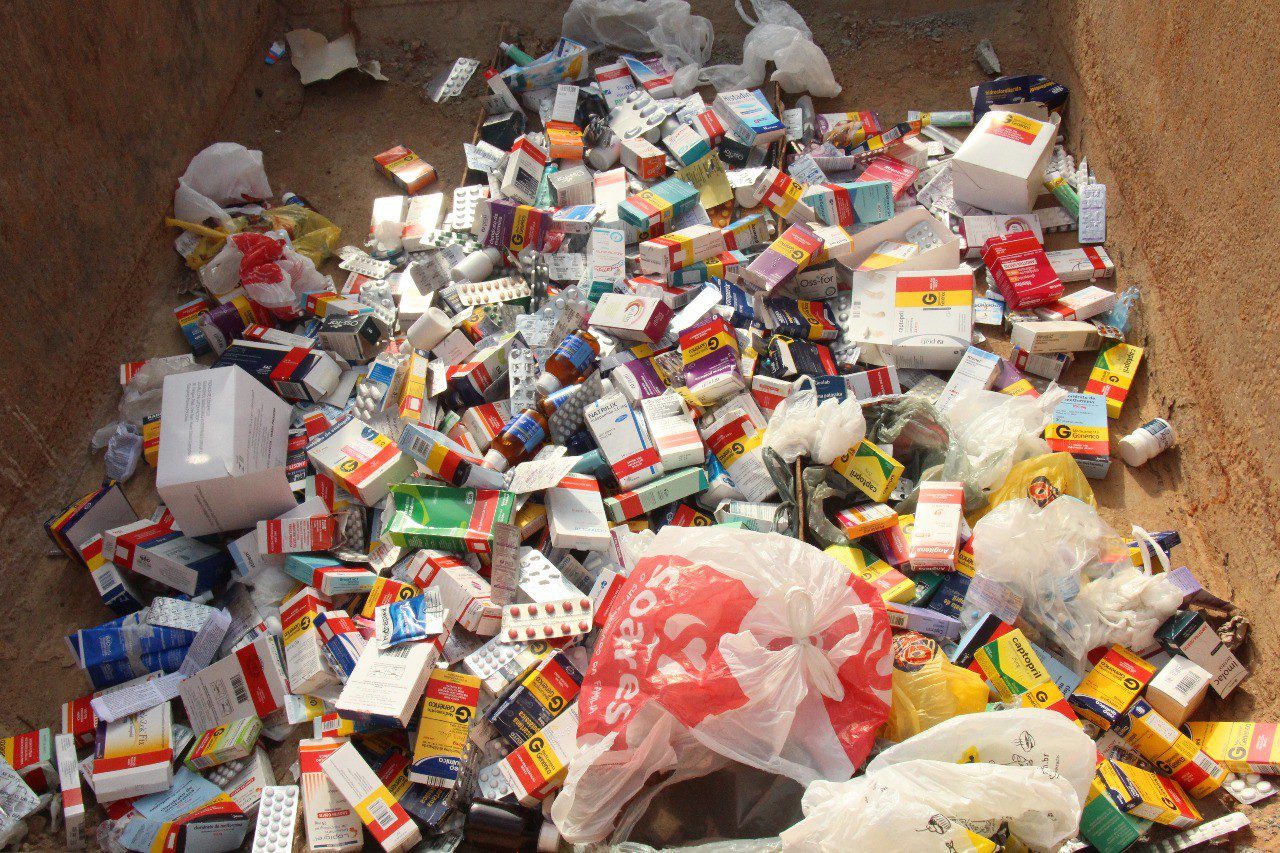Grande quantidade de medicamentos é descartada em caçamba de lixo