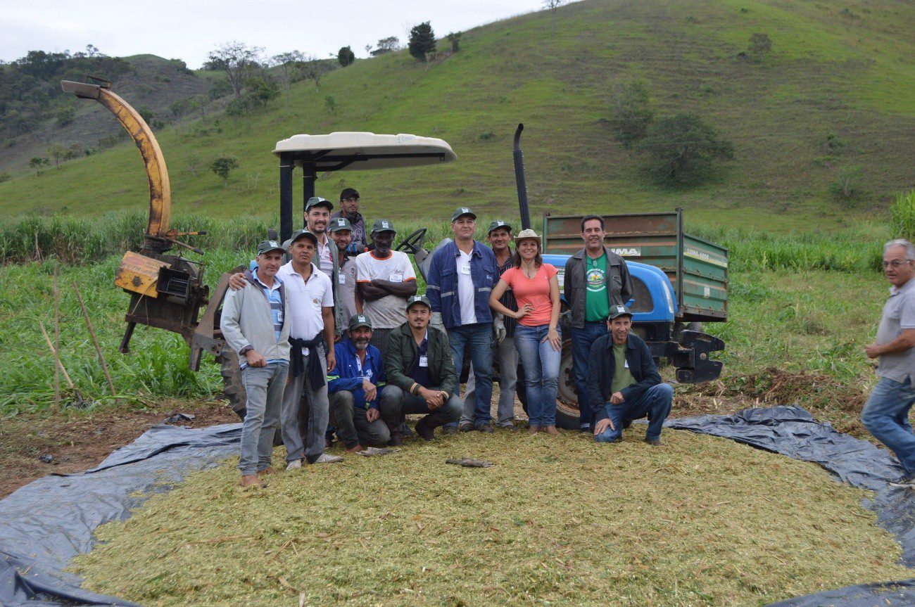 Parceria entre Secretaria de Agricultura, SENAR e Sindicato dos Produtores Rurais garante alimento para o gado no período da seca