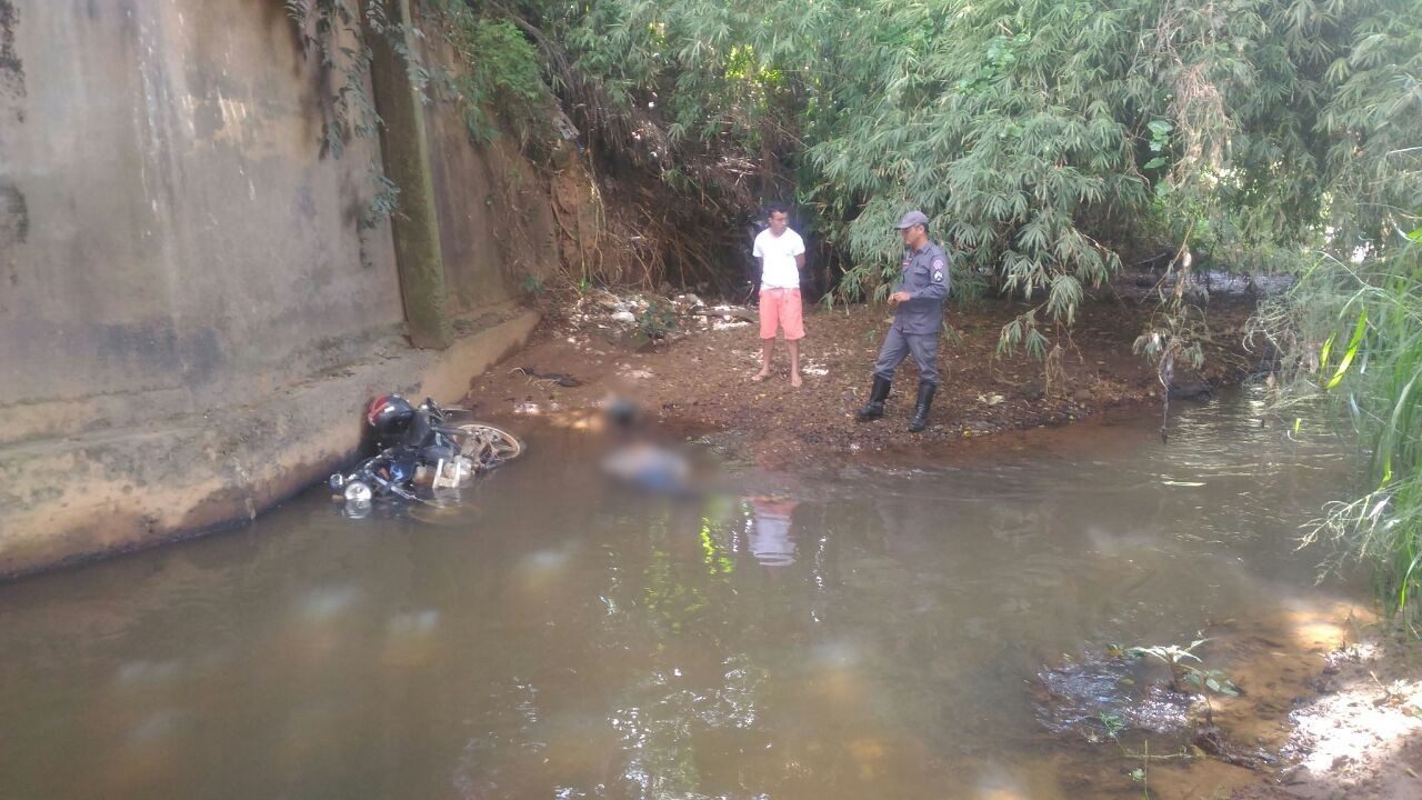 Motociclista morre após cair no rio