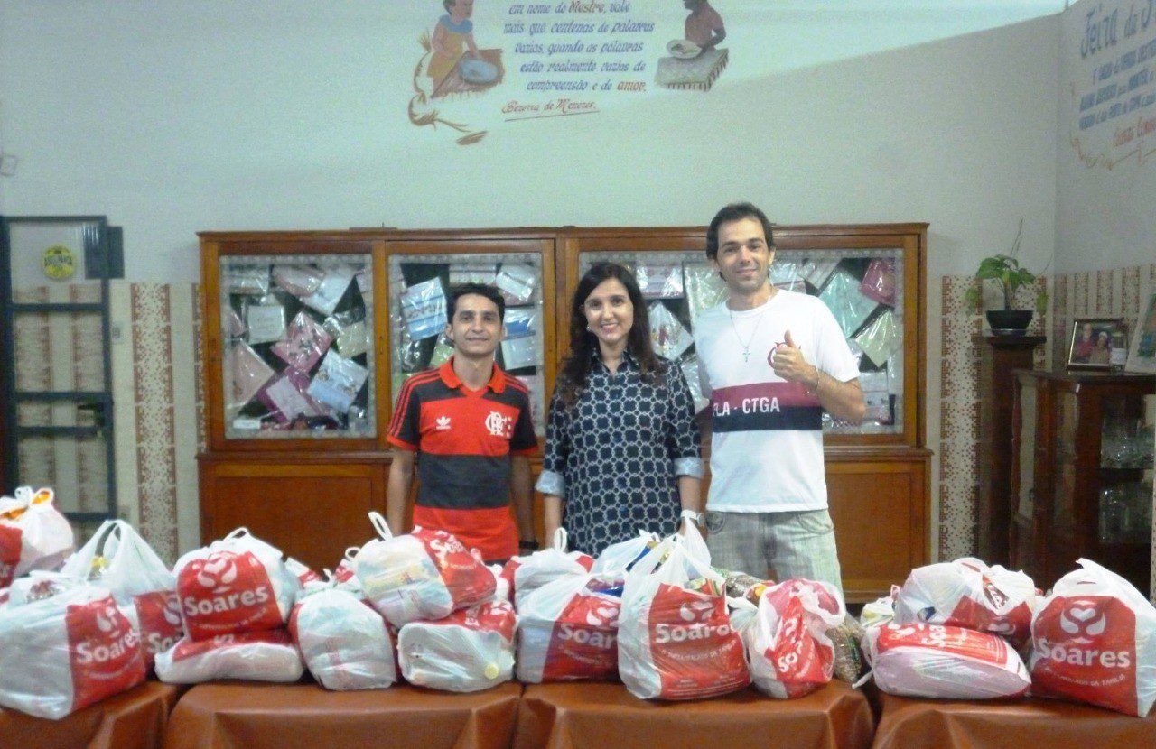Flamenguistas de Caratinga doam mais de 150 kg de alimentos à Cantina Áurea