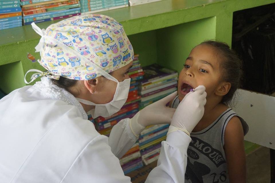 Santa Barbara do Leste: Dentista visita escolas para analisar saúde bucal dos alunos