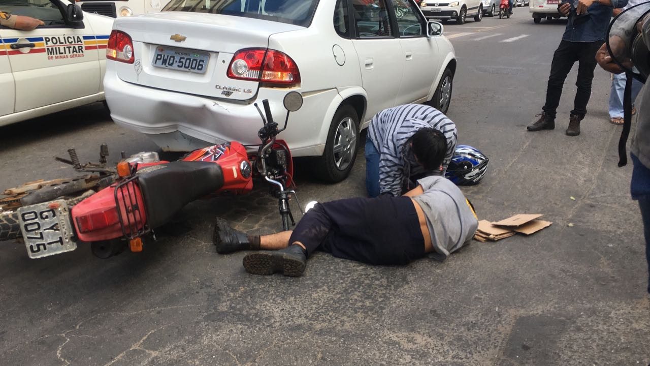 Jovem fica desacordado depois de bater moto em carro