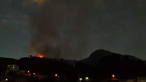 Quase três horas de combate a incêndio nas proximidades da Pedra Itaúna