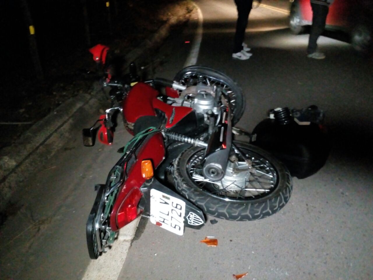 Motociclista ferido em colisão contra Uno na BR-474