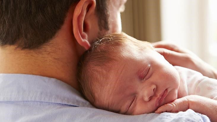 Ministério da Saúde incentiva empresas a ampliar a licença-paternidade para 20 dias