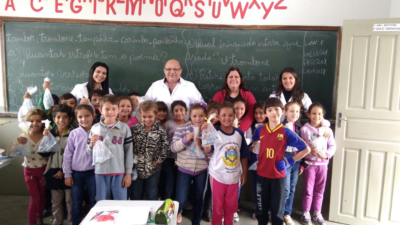 Secretaria de Saúde entrega kits de escovação para alunos da rede municipal de Imbé de Minas