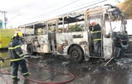 Fogo destrói ônibus escolar no Bairro das Graças
