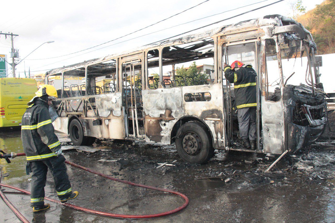 Fogo destrói ônibus escolar no Bairro das Graças