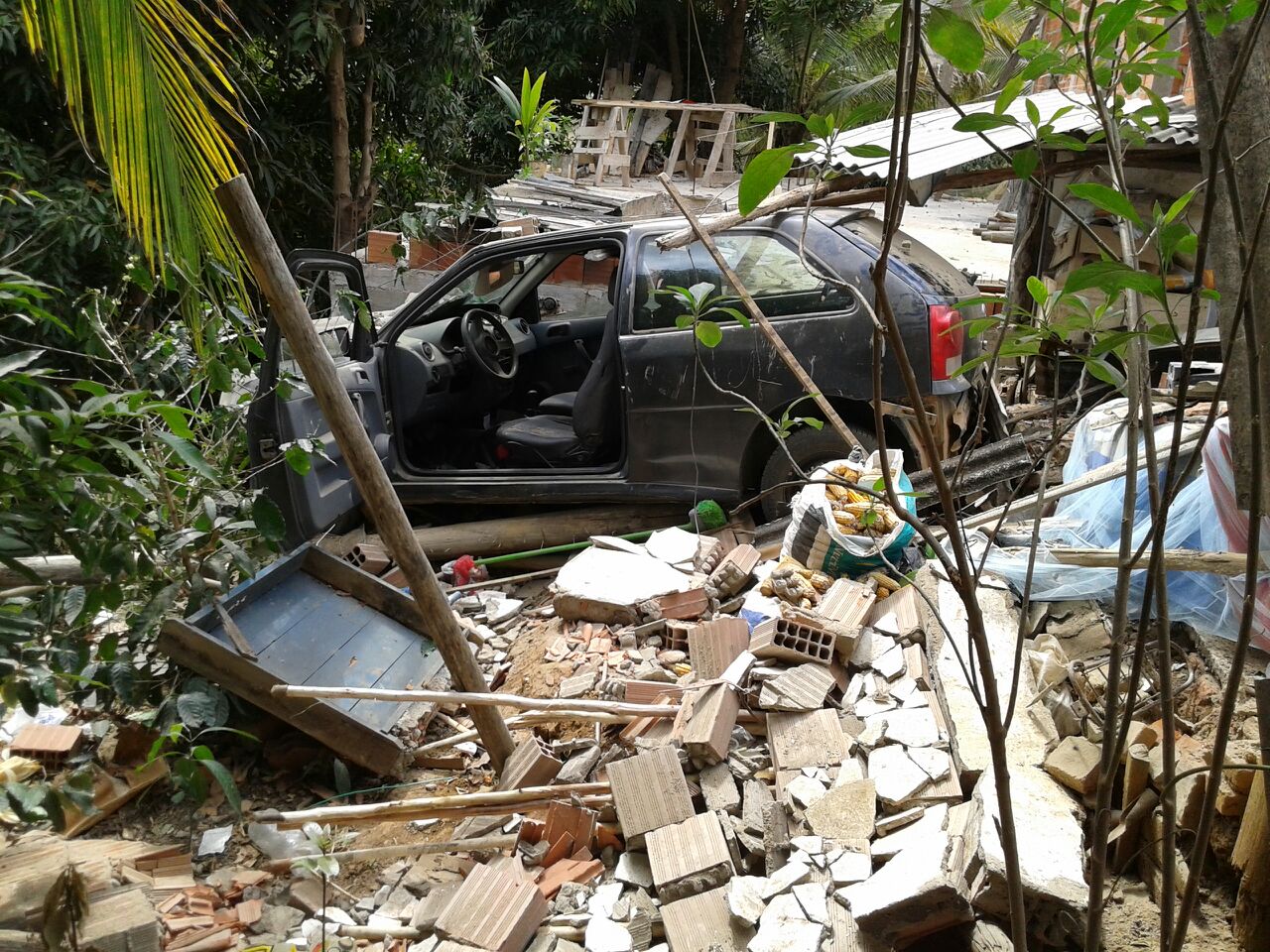 Automóvel cai em cima de casa em Vargem Alegre