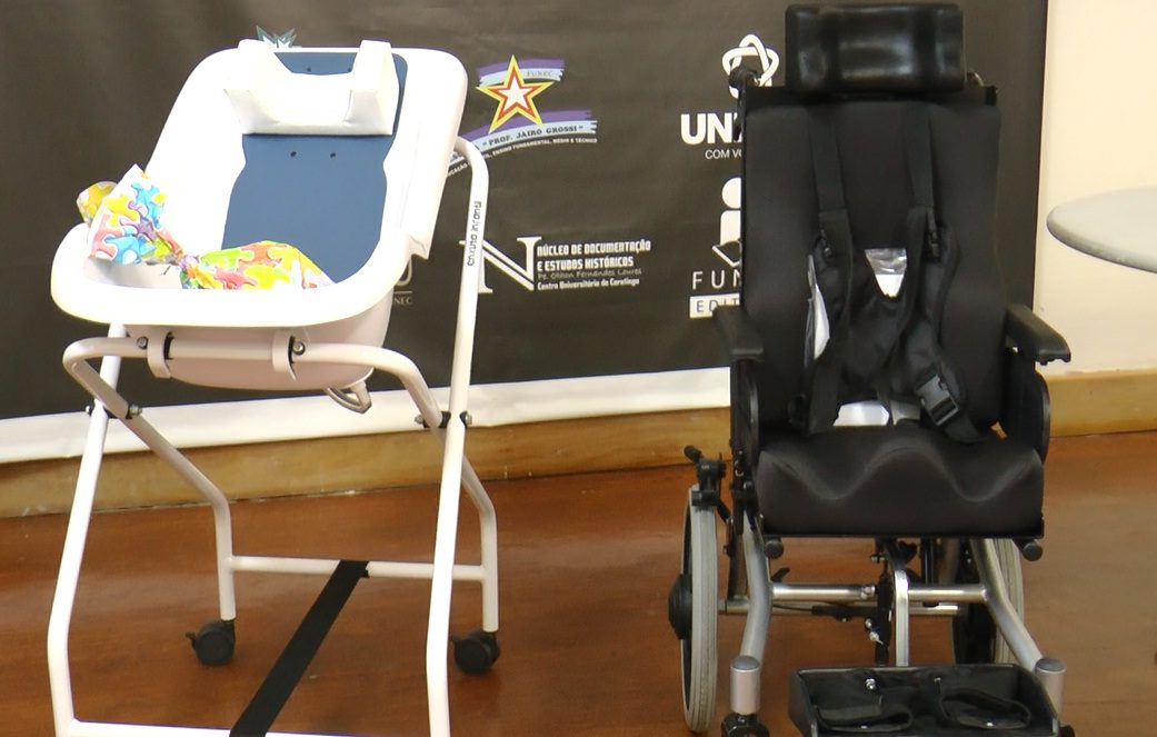 Criança recebe a doação de cadeiras de rodas e de banho