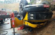 Caminhão perde o freio, atinge picape e tomba na ‘Serra de Piedade”