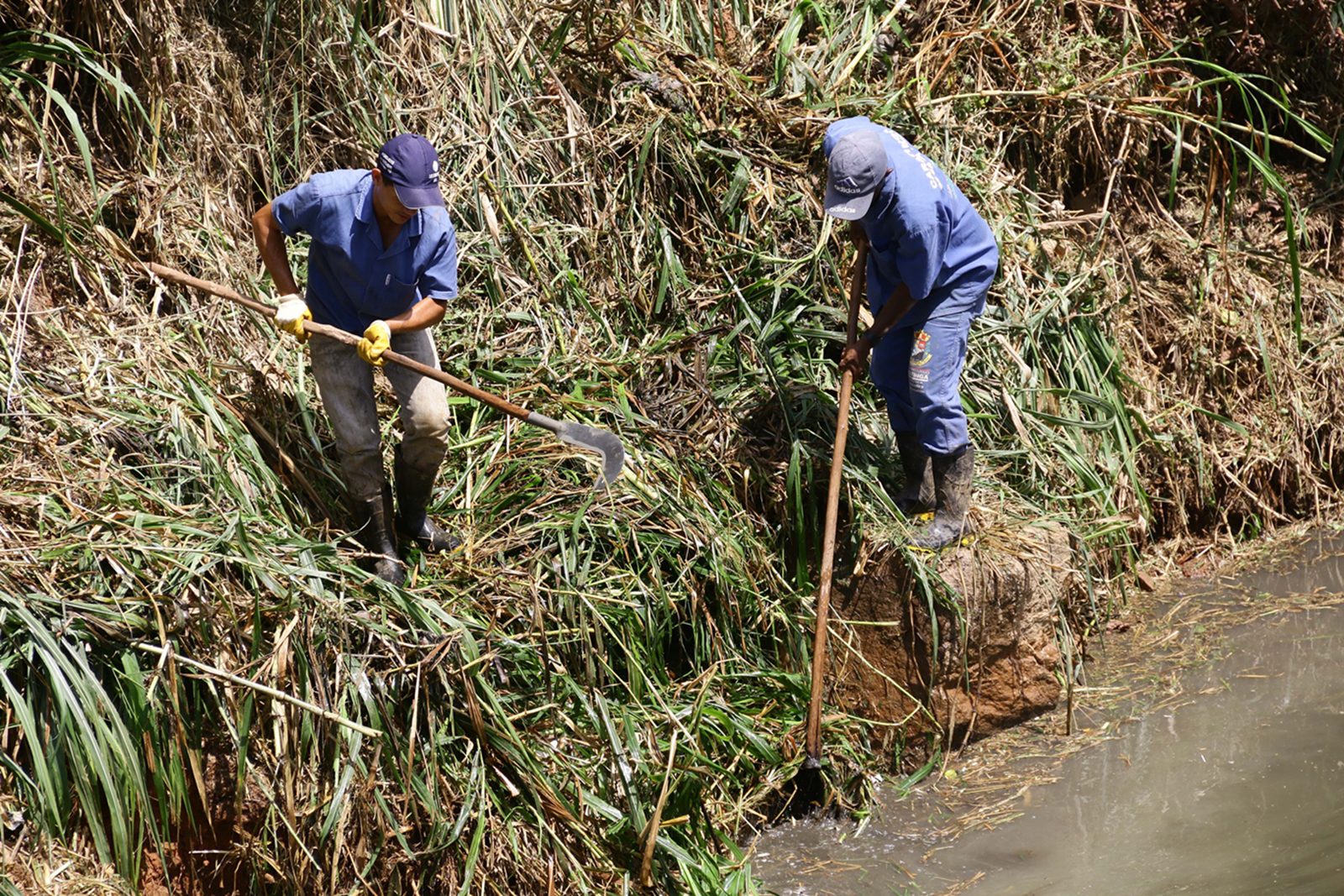 Prefeitura inicia obras de limpeza nos rios de Caratinga