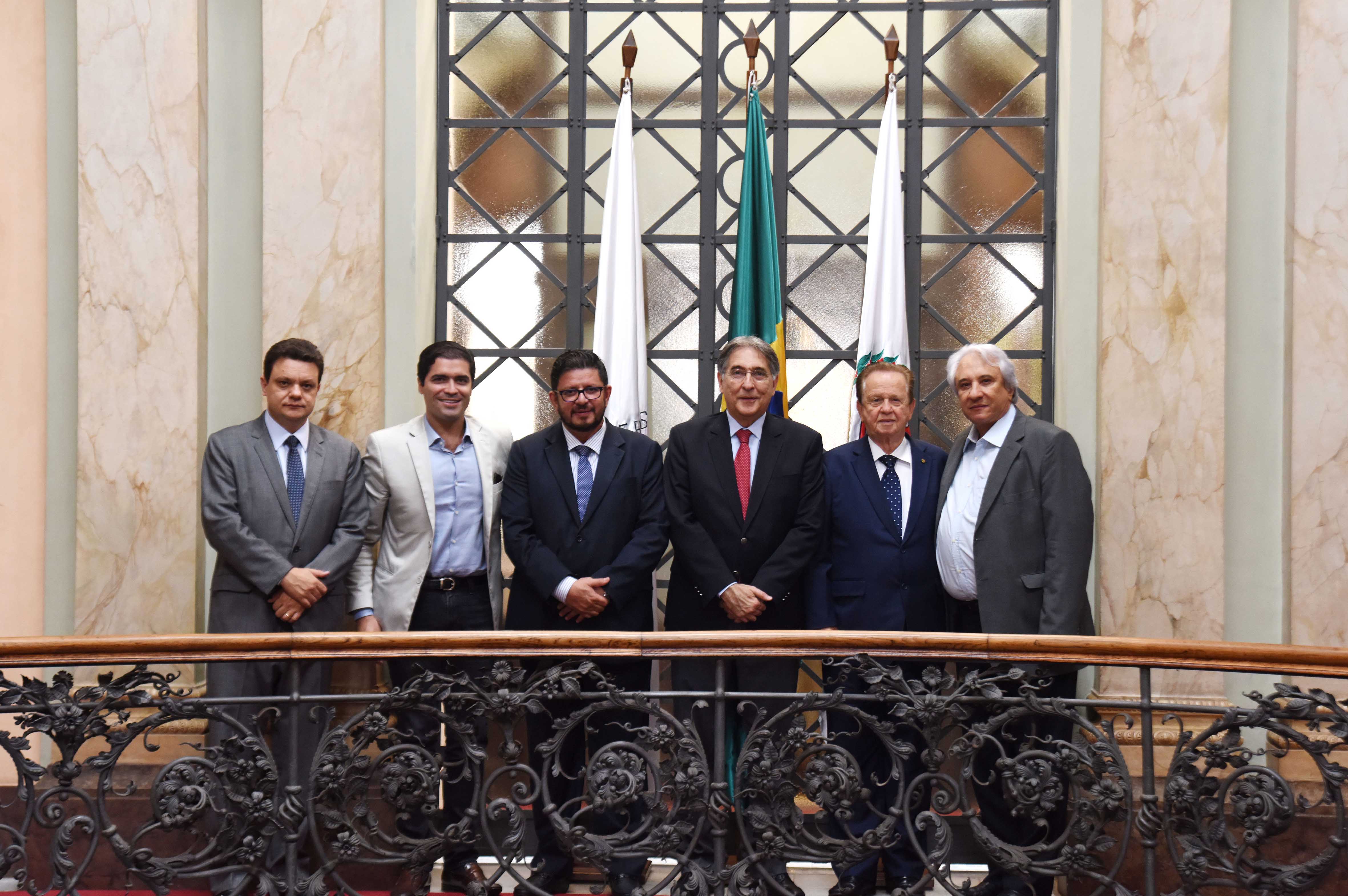 Governador Fernando Pimentel recebe deputados federais do PMDB