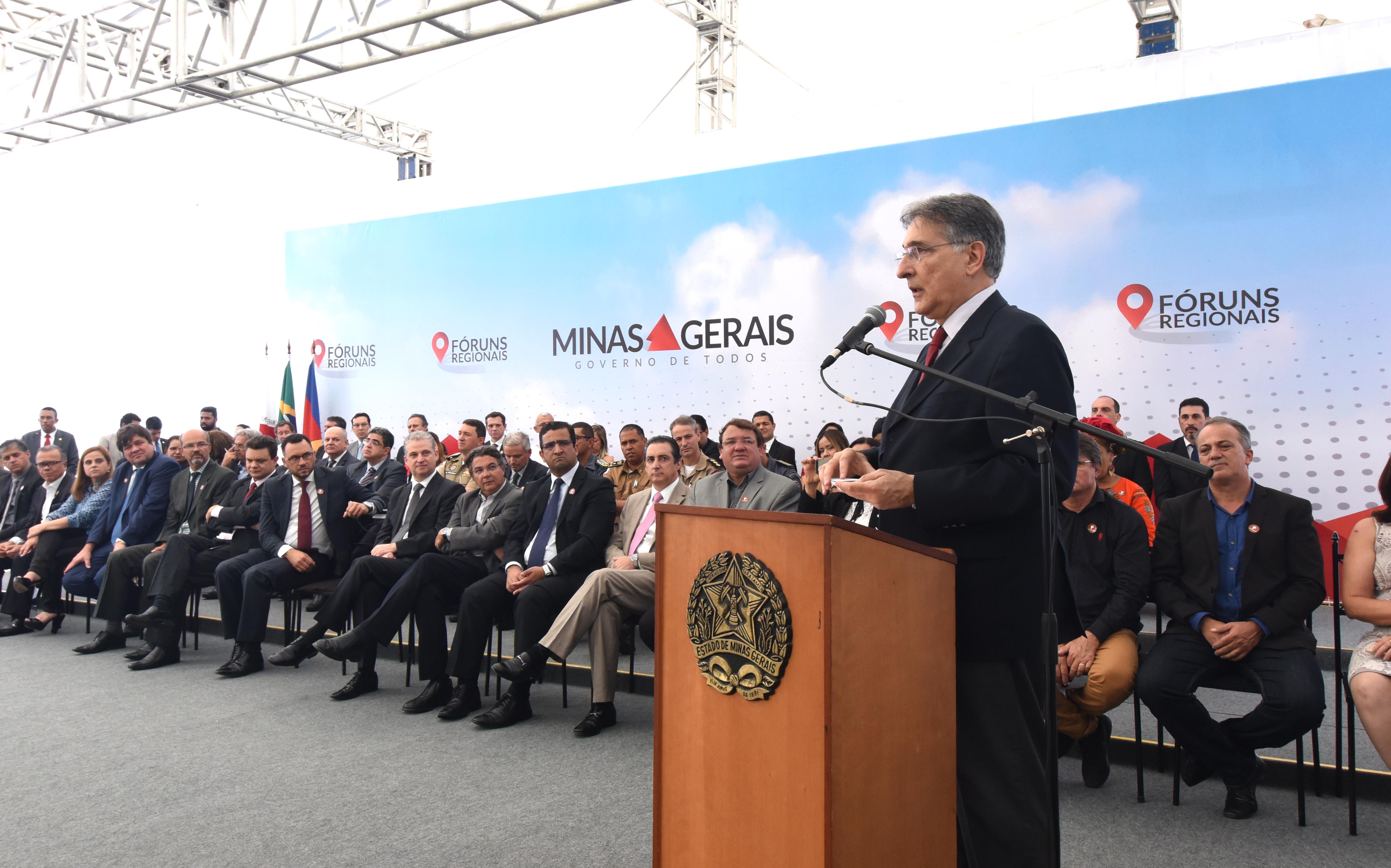 Governador anuncia voos regionais em Caratinga