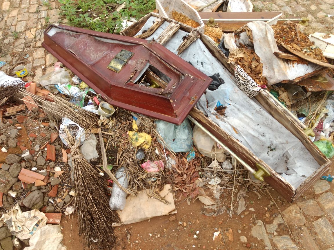 População questiona suposto descarte irregular de caixões em área do cemitério de Caratinga