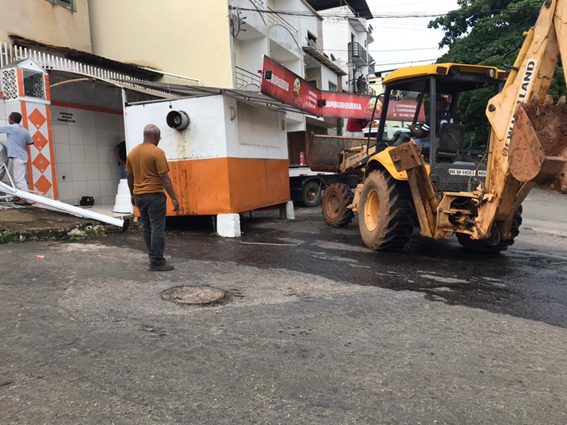 Prefeitura desmonta dois trailers de lanches nos bairros Santa Zita e Limoeiro