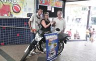 Irmão Supermercados entrega moto para ganhadora de promoção