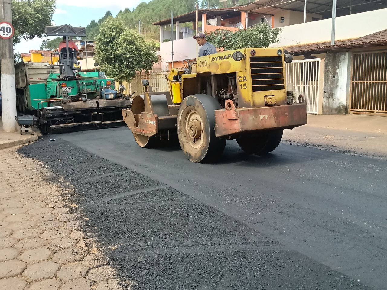 Prefeitura de Bom Jesus do Galho intensifica obras de pavimentação asfáltica