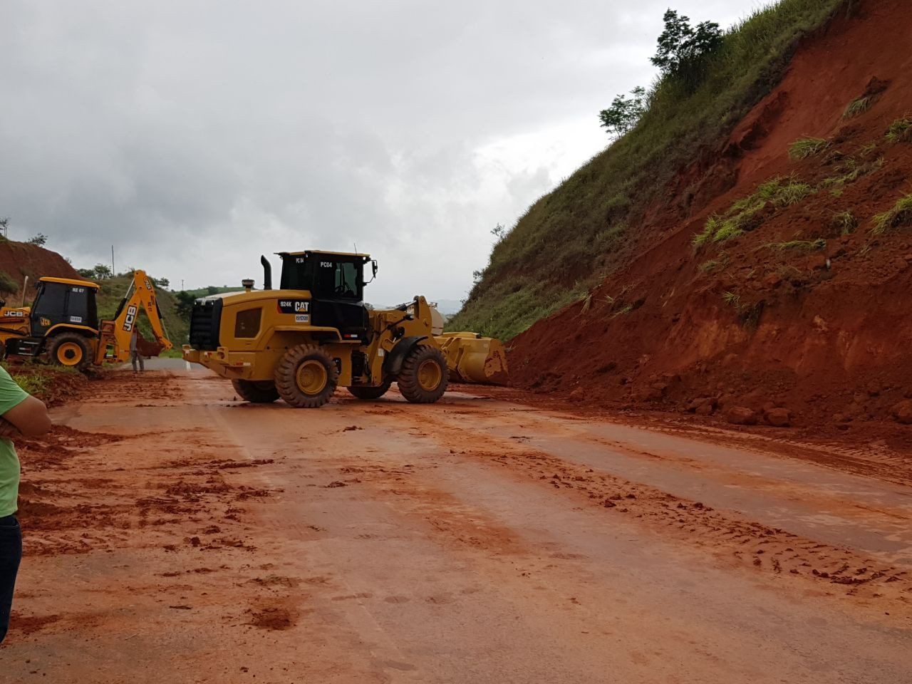 Após deslizamento de terra, trecho da BR-116 em Ubaporanga é liberado