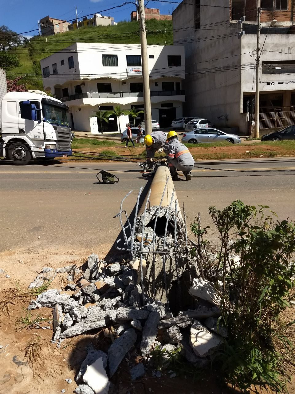 Caminhão derruba dois postes no bairro Salatiel