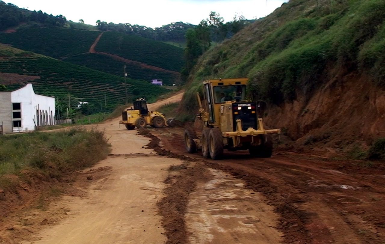 Governo de Piedade de Caratinga melhora estradas em todo o município