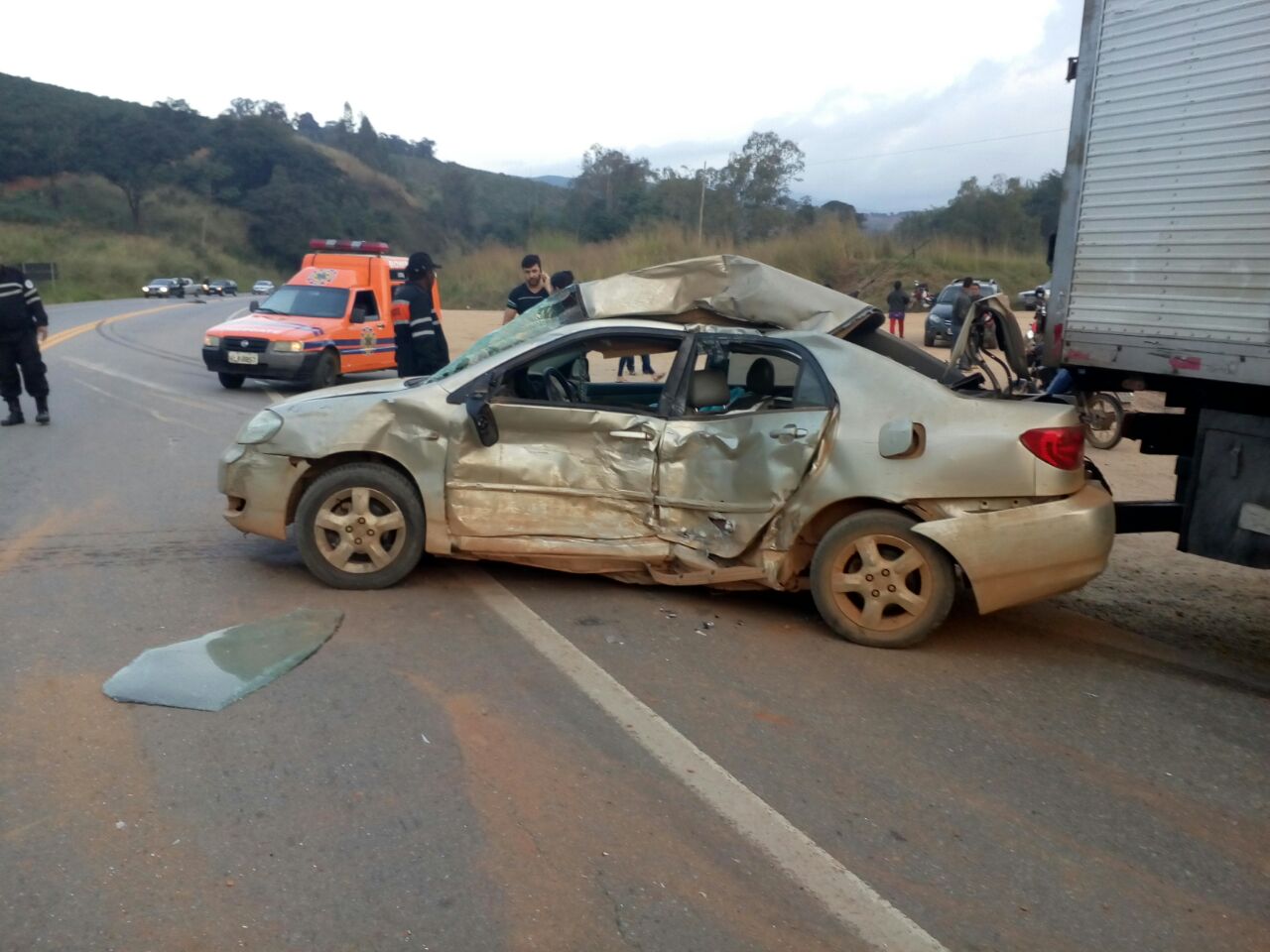 Motorista morre em acidente envolvendo Corolla e caminhão