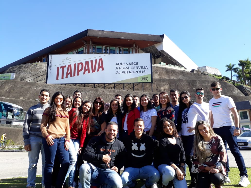 Alunos de Administração e Ciências Contábeis realizam visita técnica à Fábrica da Itaipava em Petrópolis (RJ)