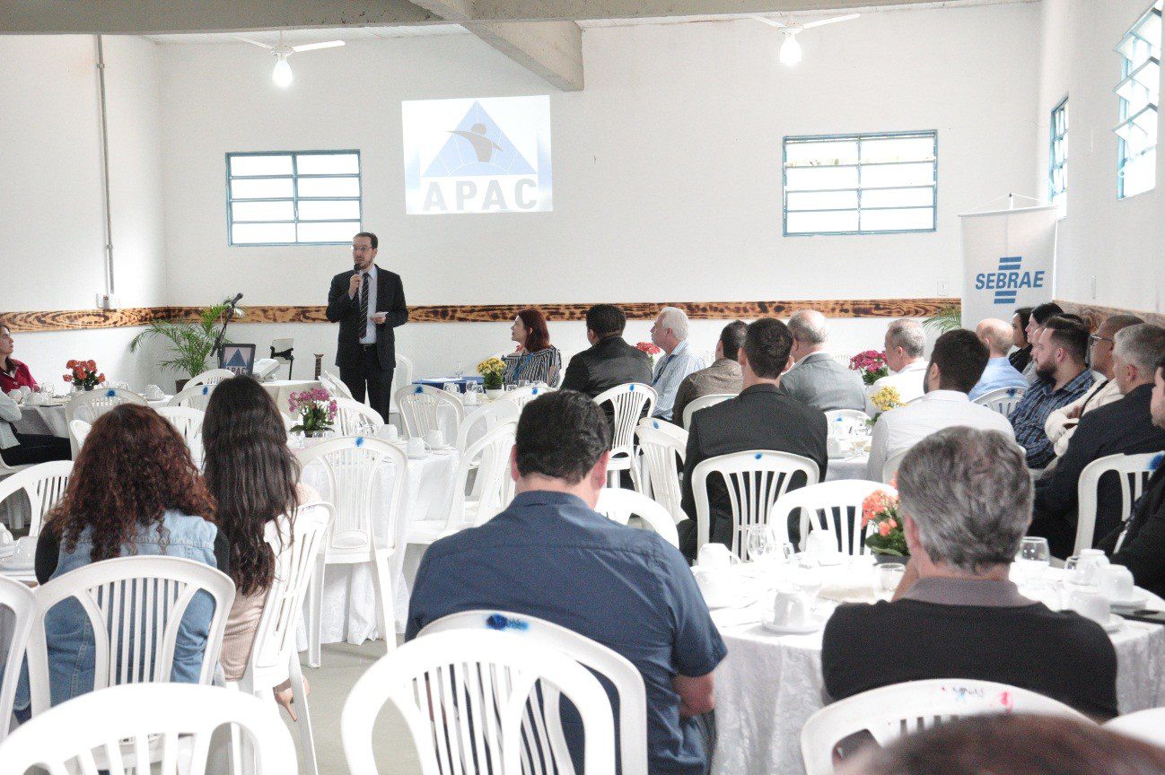 APAC de Caratinga realiza Café Empresarial