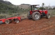 Prefeitura mantém serviços gratuitos de aração e gradagem para agricultores rurais