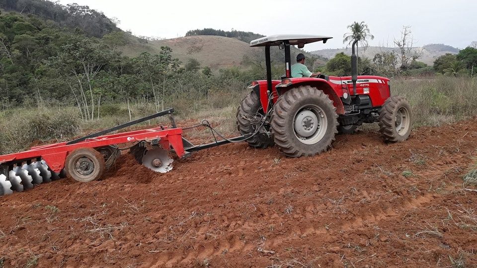 Prefeitura mantém serviços gratuitos de aração e gradagem para agricultores rurais