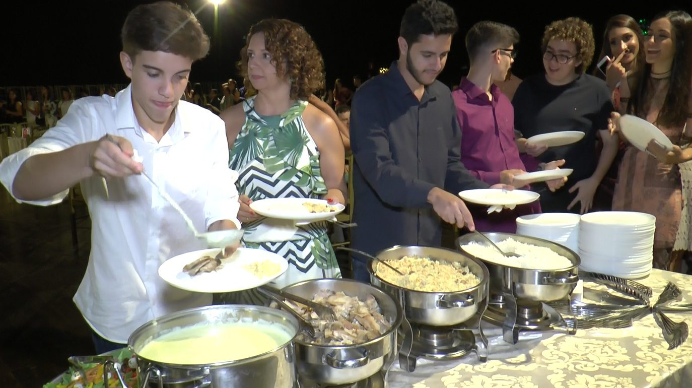 Saboreando a vitória: formandos da Escola Jairo Grossi participam de jantar festivo