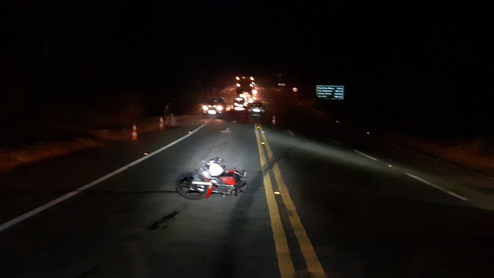 Motociclista morre depois de colidir contra animal na pista