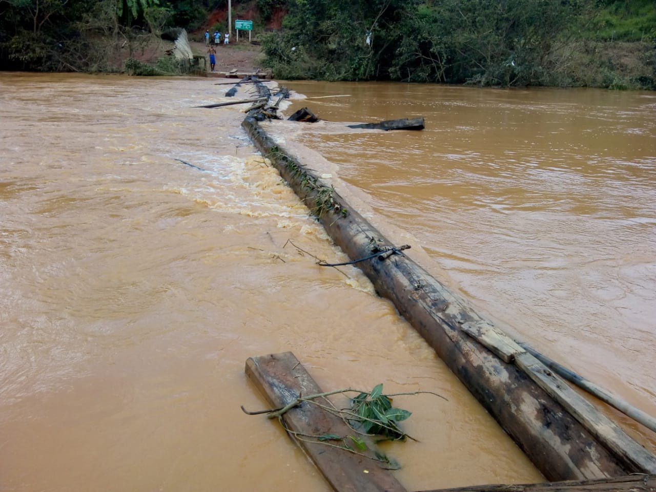 Ponte Caratinga a Ipanema destruída após as chuvas