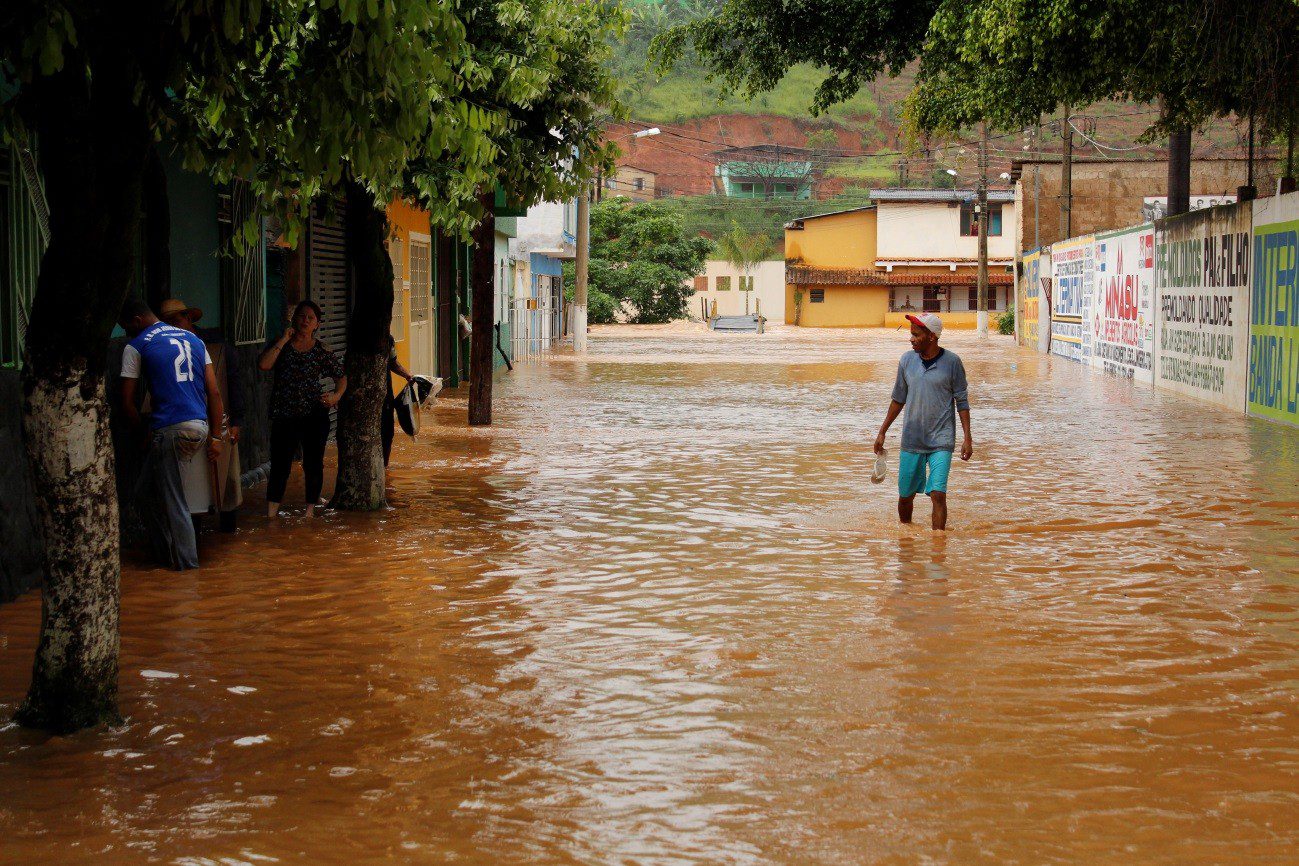 Chuvas fortes deixam parte da cidade de Bom Jesus do Galho embaixo d´água