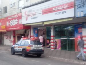 Mais de R$ 13 mil são roubados em farmácia no Centro