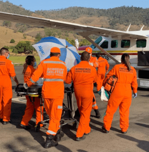 Criança ferida em incêndio é transferida de avião para Belo Horizonte