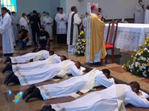 Diocese realiza ordenação de cinco padres