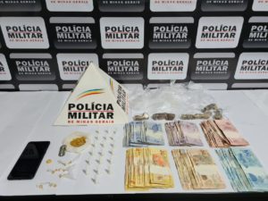 Cocaína, crack e dinheiro apreendidos em Raul Soares