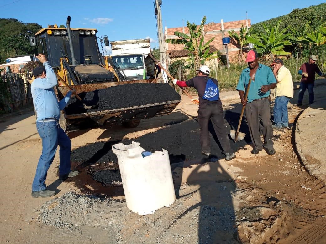 Inhapim: Distrito de Santo Antônio do Alegre recebe operação tapa-buraco