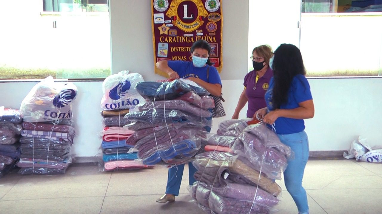 Lions Clube Caratinga Itaúna distribui cobertores arrecadados na campanha 2021