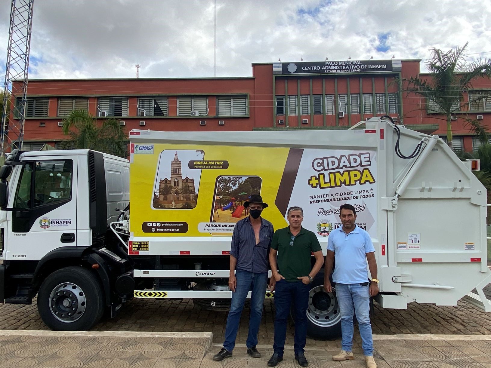 Prefeitura de Inhapim adquire caminhão compactador de lixo 0km