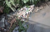 Poluição às margens do Rio Caratinga