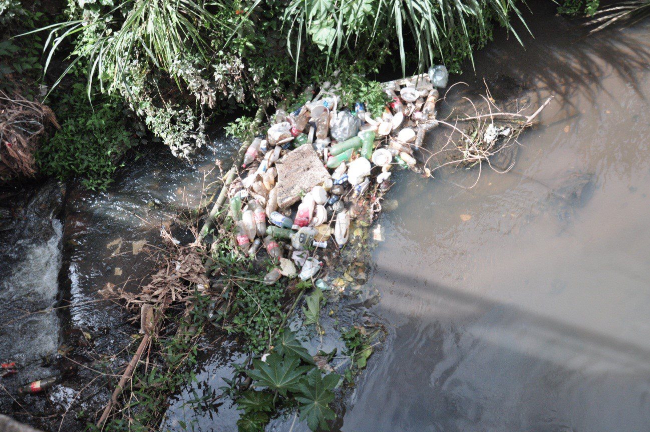 Poluição às margens do Rio Caratinga