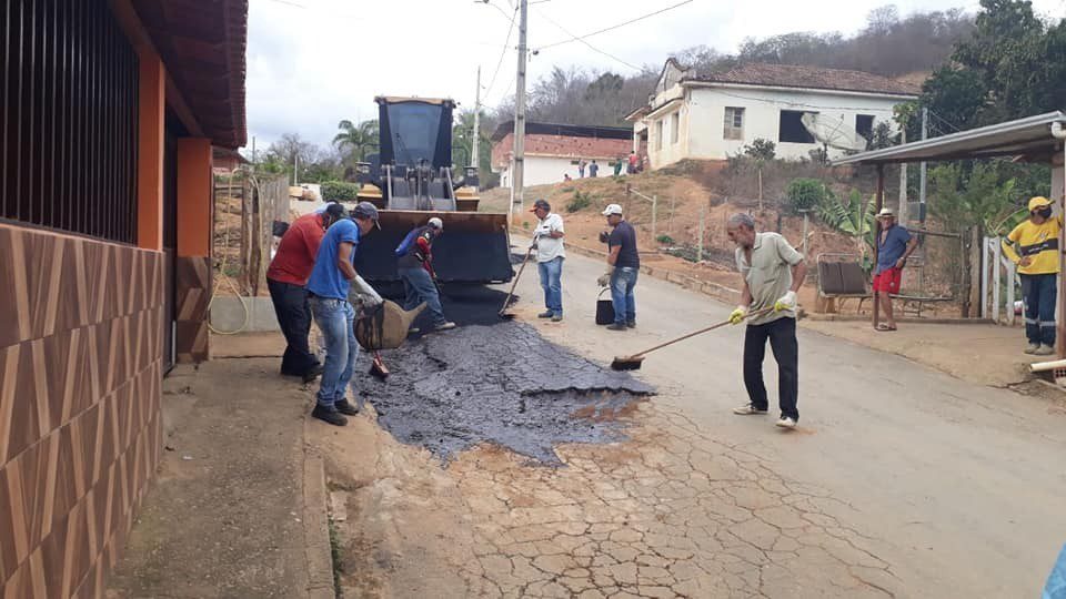 Operação tapa-buraco e manutenção de ruas chega ao distrito de Novo Horizonte em Inhapim