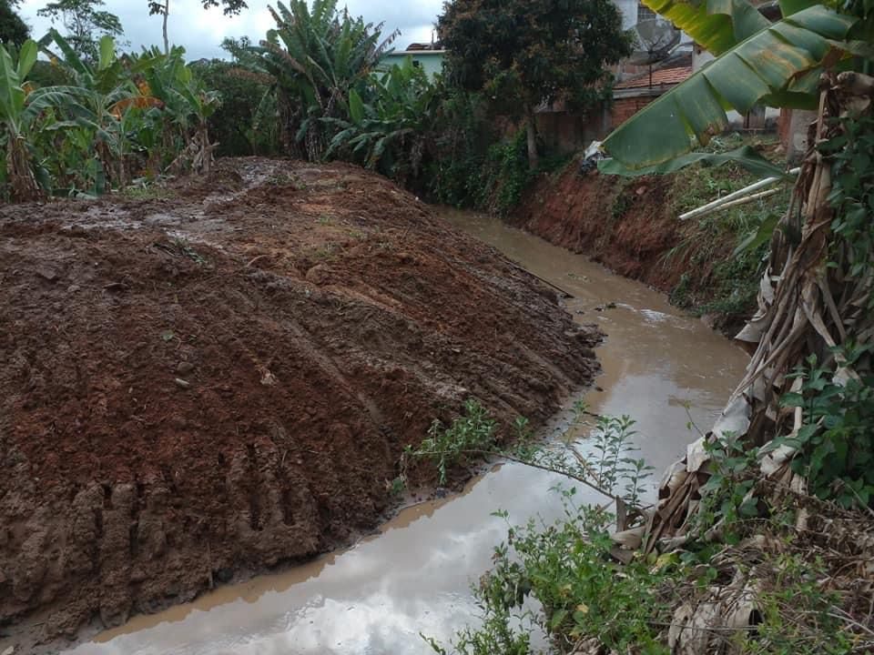 Prefeitura promove limpeza e desobstrução de córregos na zona rural de Inhapim