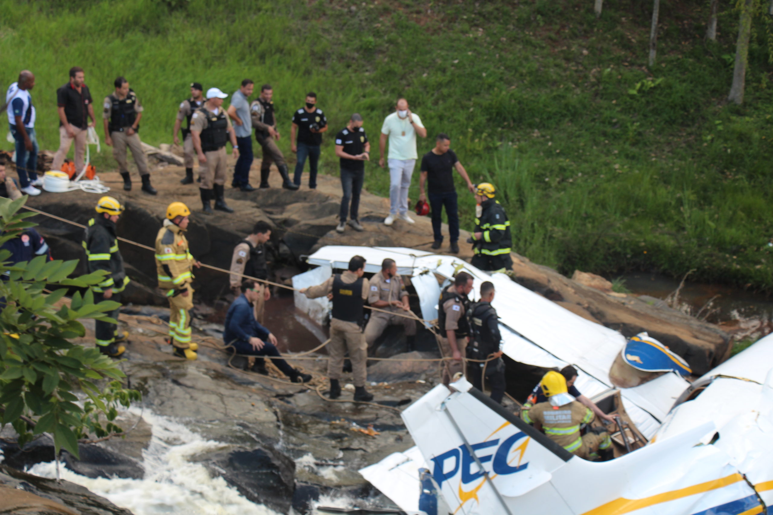 Marília Mendonça e equipe morrem em acidente de avião em Caratinga