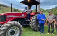 Prefeitura de Inhapim entrega trator agrícola para Associação dos Produtores Rurais e Agricultores Familiares do Ricarte Pereira
