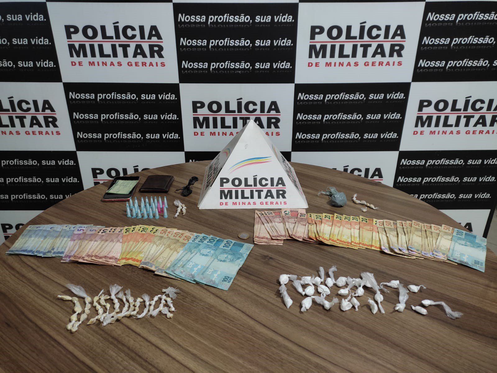 Polícia Militar apreende drogas e dinheiro em Inhapim