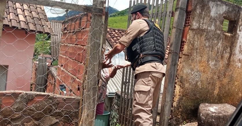 Militares de Vargem Alegre realizam distribuição de donativos para famílias afetadas pelas fortes chuvas