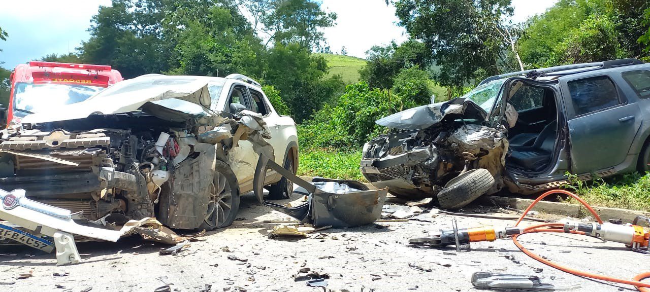 Três feridos em colisão na BR-262, entre Manhuaçu e Realeza